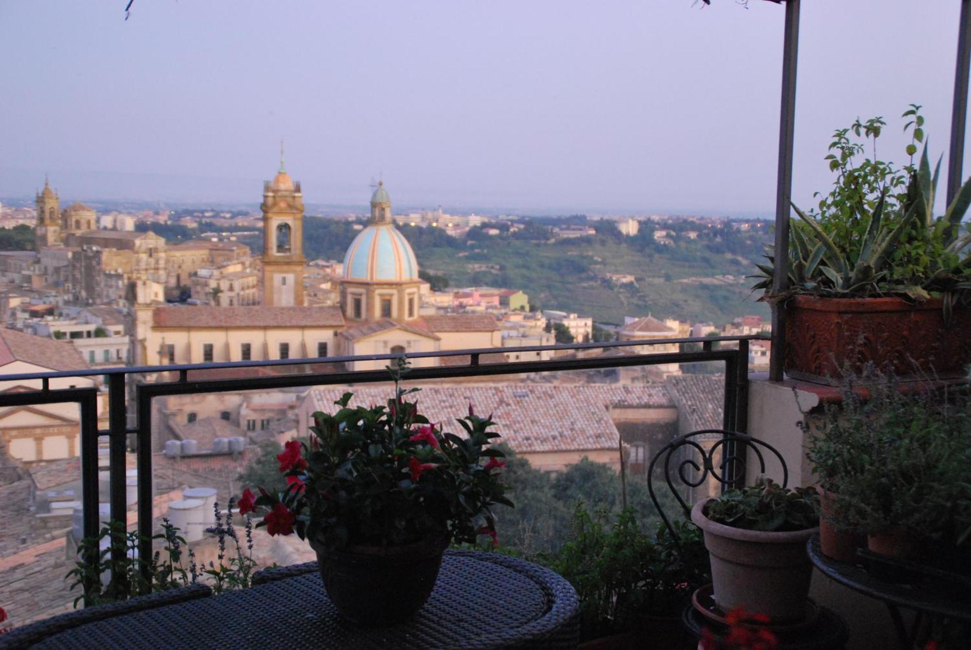 Casa Tipica Siciliana Patronale Home Bedandbreakfast Tremetrisoprailcielo Camere Con Vista, Colazione Interna In Terrazzo Panoramico Caltagirone Dış mekan fotoğraf
