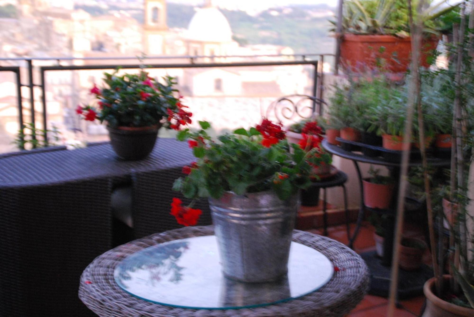Casa Tipica Siciliana Patronale Home Bedandbreakfast Tremetrisoprailcielo Camere Con Vista, Colazione Interna In Terrazzo Panoramico Caltagirone Dış mekan fotoğraf