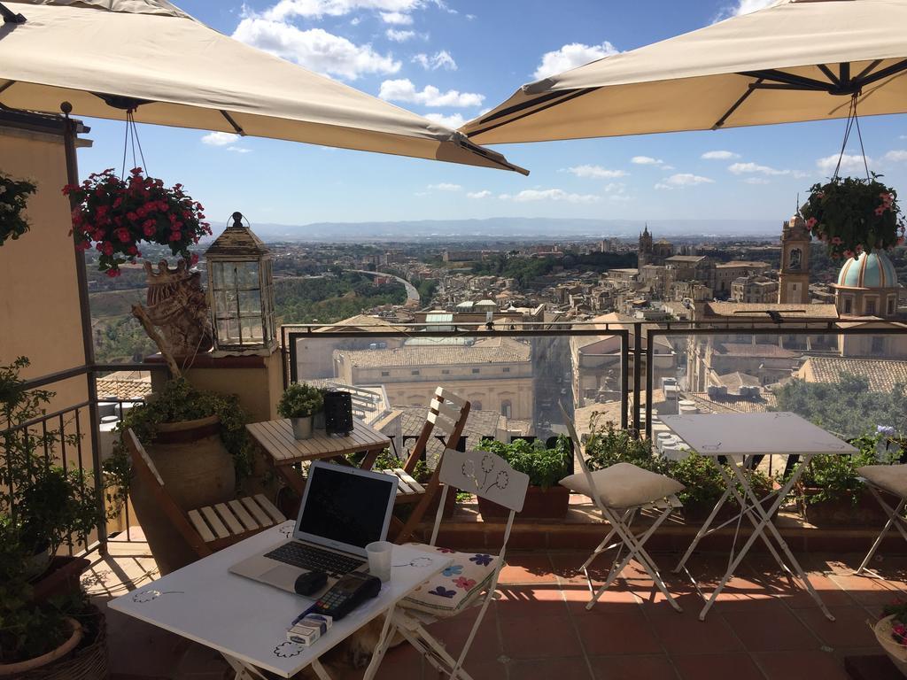 Casa Tipica Siciliana Patronale Home Bedandbreakfast Tremetrisoprailcielo Camere Con Vista, Colazione Interna In Terrazzo Panoramico Caltagirone Dış mekan fotoğraf