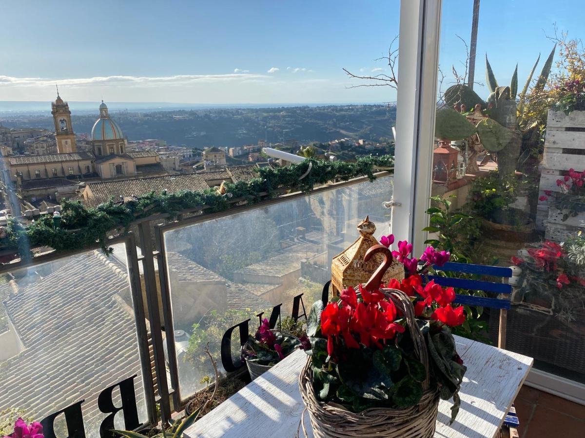 Casa Tipica Siciliana Patronale Home Bedandbreakfast Tremetrisoprailcielo Camere Con Vista, Colazione Interna In Terrazzo Panoramico Caltagirone Dış mekan fotoğraf