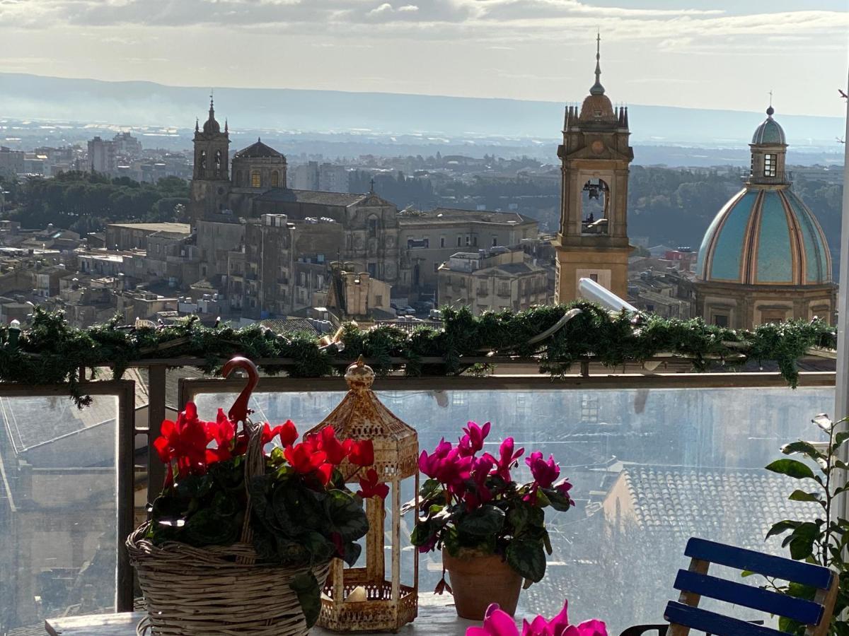 Casa Tipica Siciliana Patronale Home Bedandbreakfast Tremetrisoprailcielo Camere Con Vista, Colazione Interna In Terrazzo Panoramico Caltagirone Dış mekan fotoğraf